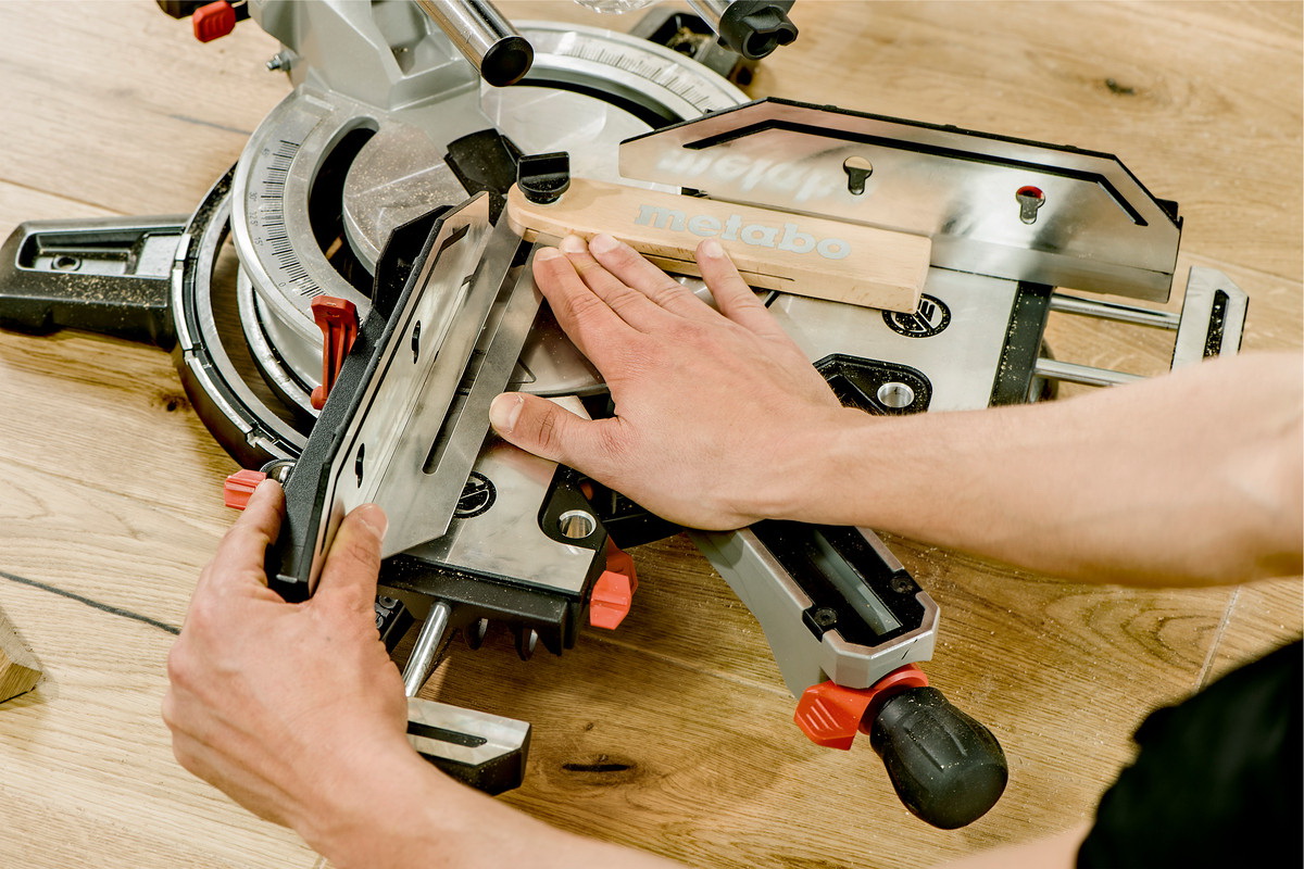 Торцовочная пила Metabo KGSV 72 Xact SYM