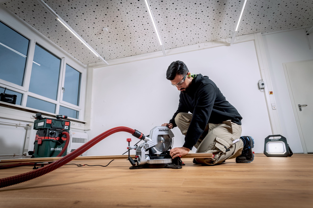 Торцовочная пила Metabo KS 216 M