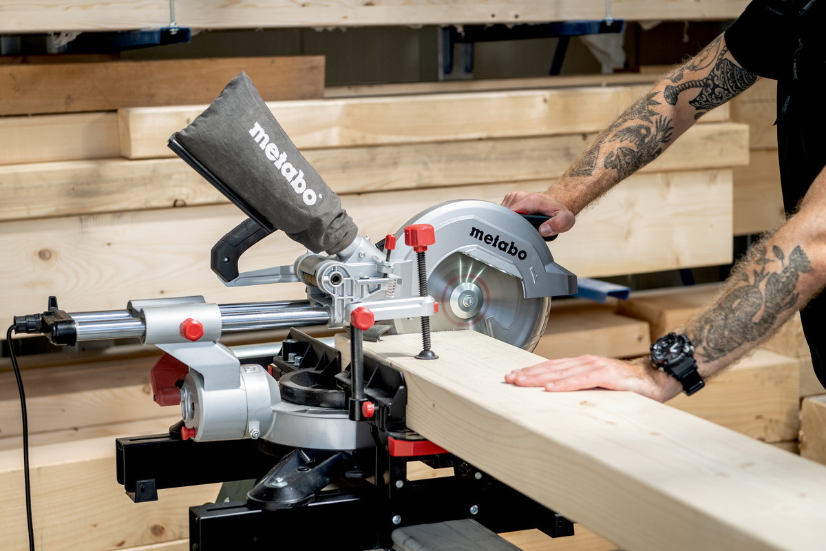 Торцовочная пила Metabo KGS 254 M Set