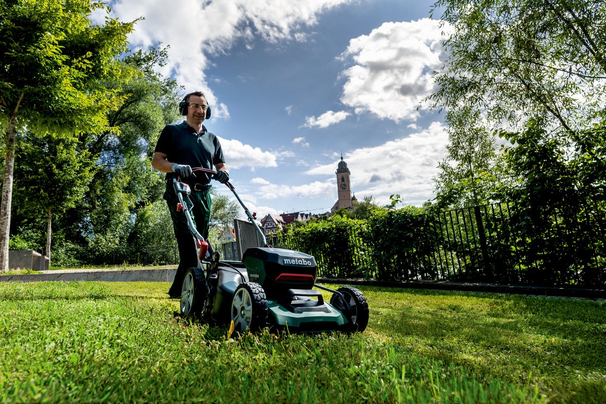 Газонокосилка аккумуляторная Metabo RM 36-18 LTX BL 46 + 2×5.2 Ah + З/У