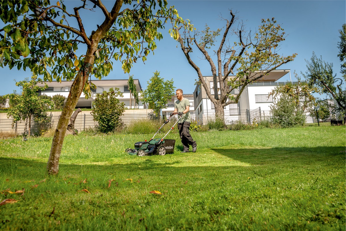 Газонокосилка аккумуляторная Metabo RM 36-18 LTX BL 46 + 2×5.2 Ah + З/У